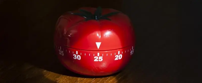 La tecnica del Pomodoro, un metodo per aumentare la concentrazione e la produttività: imposta un timer per 25 minuti e lavora in modo efficiente